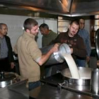 Los productores entregan leche en la cocina de Cáritas