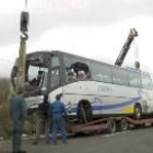 Estado en el que quedó el autobús siniestrado ayer en Llanes
