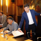 Juan Martínez Majo llega al pleno de la Diputación, ayer.