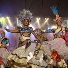 Un momento del concurso de comparsas del Carnaval 2010 en Tenerife.
