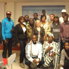 Bazier (centro agachado), con Belén Castañón (centro de pie) y simpatizantes del grupo en León.