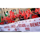 Varios asistentes a la Marcha a Madrid contra los recortes del Gobierno, convocada por las más de cien organizaciones sindicales y sociales de la Cumbre Social.