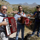 Manuel Álvarez (68 años), Hugo (40) y Sergio (10), tres generaciones de acordeonistas babianos en Truébano, descendientes del mítico Pergentino. RAMIRO