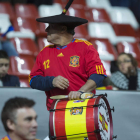 Magín animó con su bombo y cuchara de madera a la afición asturiana que siguió a España en El Molinón, creando un ambiente extraordinario en la grada. AURELIO FLÓREZ