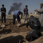 Unos civiles entierran cadáveres en el lado occidental de Mosul.
