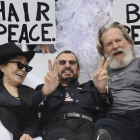Yoko Ono instala su cama de la paz con Lennon en el centro de Nueva York.