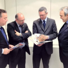 Anto de entrega del título al ministro de Justicia, ayer, en la sede del Ministerio en Madrid.