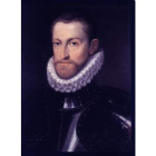 El historiador y conservador del Museo Bíblico, Francisco Antonovich, y un retrato del emperador.
