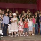El equipo médico reanimando al niño que cayó al río.