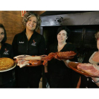 Silvia, Isabel, Ana y Sinda en el restaurante El Fogón de Sinda, al lado de Espacio León.
