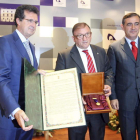 Ulibarri y Rubio, ayer, al recibir la medalla de oro de manos del presidente de la Diputación de Soria.
