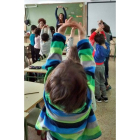 Los alumnos hacen ejercicios físicos para levantarse de la silla. DL