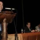 García Rojo, a la izquierda, en un momento de su intervención de ayer en Sahagún