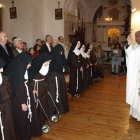 El obispo de León bendice a las monjas y a los asistentes a la misa, ayer en Villamañán.