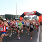 Los participantes en la media maratón tomaron la salida a las diez de la noche desde la ciudad depor