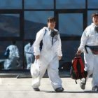 Dos trabajadoras de LM, ayer a la salida de su turno en la factoría de Santo Tomás de las Ollas