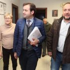 Rita Prada, Tino Rodríguez y Gerardo Álvarez Courel, en la sede del PSOE de Ponferrada. L. DE LA MATA