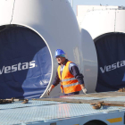 Uno de los operarios de la multinacional Vestas, en el polígono de Villadangos del Páramo.