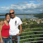 Miguel Ángel con su esposa brasileña, Juliana, en la isla de Florianópolis.