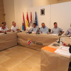 El vestíbulo del centro cultural Río Selmo acogió la sesión plenaria del Consejo del Bierzo. DE LA MATA