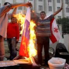 Jóvenes georgianos queman una bandera de Rusia delante de la embajada rusa en Tflis