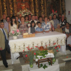 Familiares, compañeros y amigos, durante el homenaje.