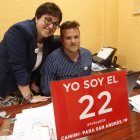 Camino Cabañas con uno de los nuevos concejales. JESÚS F. SALVADORES