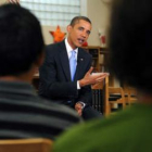 Barack Obama dirige un grupo de discusión con estudiantes de una escuela.
