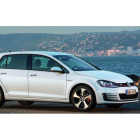 La generosa entrada de aire frontal y las llantas de 17 pulgadas personalizan la versión GTI del Golf.