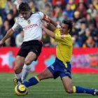 Albelda disputa un balón a Oliverio en un choque marcado por el viento