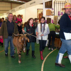 La Feria de Vegacervera comenzó ayer con la tradicional procesión del chivo.
