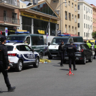 Agentes de la Policía Nacional y de la Guardia Civil, en el paseo de la Extremadura en Madrid, donde este jueves han muerto dos personas atropelladas en dos puntos distintos de la calle. ZIPI ARAGÓN