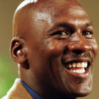La estrella de la NBA Michael Jordan posa sonriente instantes antes del inicio de una gala.