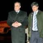 Fernando Martín, nuevo jefe blanco, al lado de Florentino en un viaje