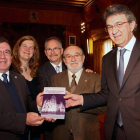 Majo, a la derecha, y el presidente de los Cronistas de España y México, presentan el libro de actas del Congreso de Cronistas Oficiales celebrado en León