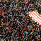 Miles de estudiantes de secundaria y universitarios durante la manifestación de ayer en Barcelona. JUAN CARLOS CÁRDENAS