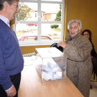 Una mujer deposita su voto durante la consulta popular celebrada ayer en Villademor.
