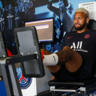 Neymar, en el gimnasio del Paris SG en su primer día de entrenamiento con el club francés.