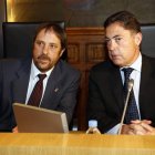 El vicepresidente primero, Francisco Lupicinio, y el presidente, Martínez Barazón, ayer en el pleno.