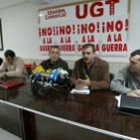 De izquierda a derecha los tres delegados de la USO que se unen a los dos dirigentes de UGT