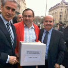 Ramón Jáuregui, junto a Julio César Fernández y Gaspar Zarrías, ayer frente al Congreso.