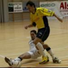 Jonathan trata de cortar desde el suelo el avance de un jugador lucense