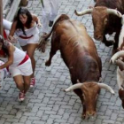 Un toro puso en apuros a las dos jóvenes que a su derecha intentan meterse tras el vallado.