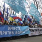 Miles de personas protestan por la "agresión rusa contra Ucrania".