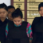 La indonesia Siti Aisyah saliendo del tribunal de Kuala Lumpur que la juzga, el 3 de octubre.