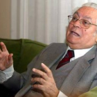 Foto de archivo del escritor leonés Eugenio de Nora durante una entrevista.