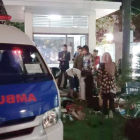 Una ambulancia junto a un hotel en la isla de Lombok.