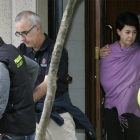 Alfondo Basterra y Rosario Porto a la salida de su domicilio en uno de los registros que realizó la Policía.