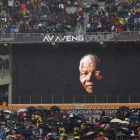Una pantalla gigante proyecta la imagen de Mandela en el servicio religioso oficial.