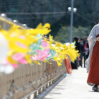 Monjes budistas celebran una ceremonia en memoria de las víctimas del 'Sewol', en Jindo, al sur de Seúl.